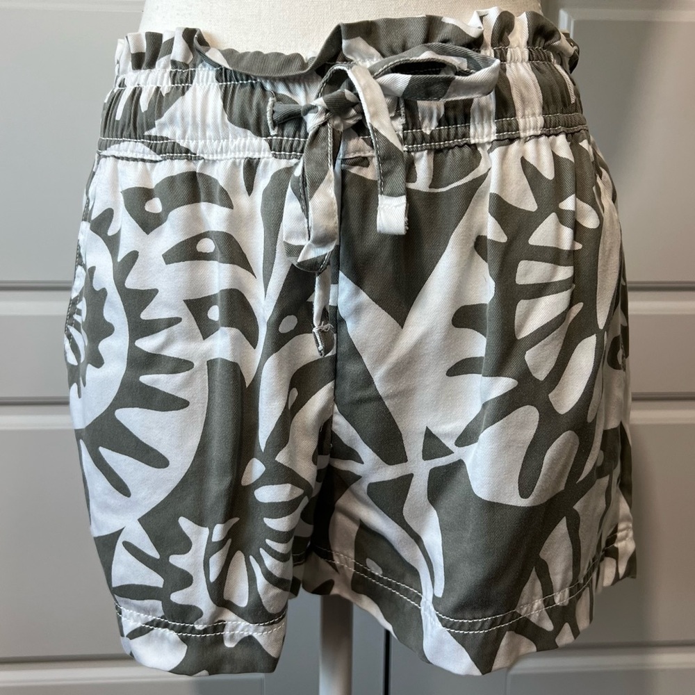 Nicole Miller Drawstring Shorts White Gray Leaf Print Casual Summer Size XS